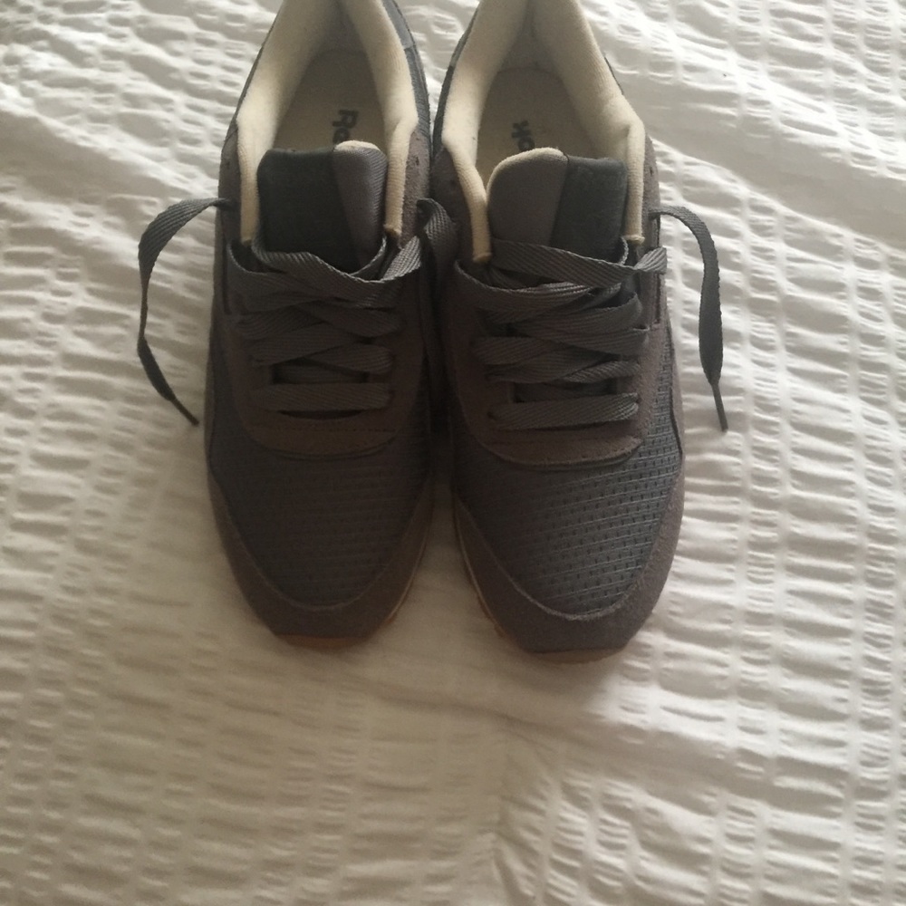 Woman’s Reebok Classics - Picture 3 of 5